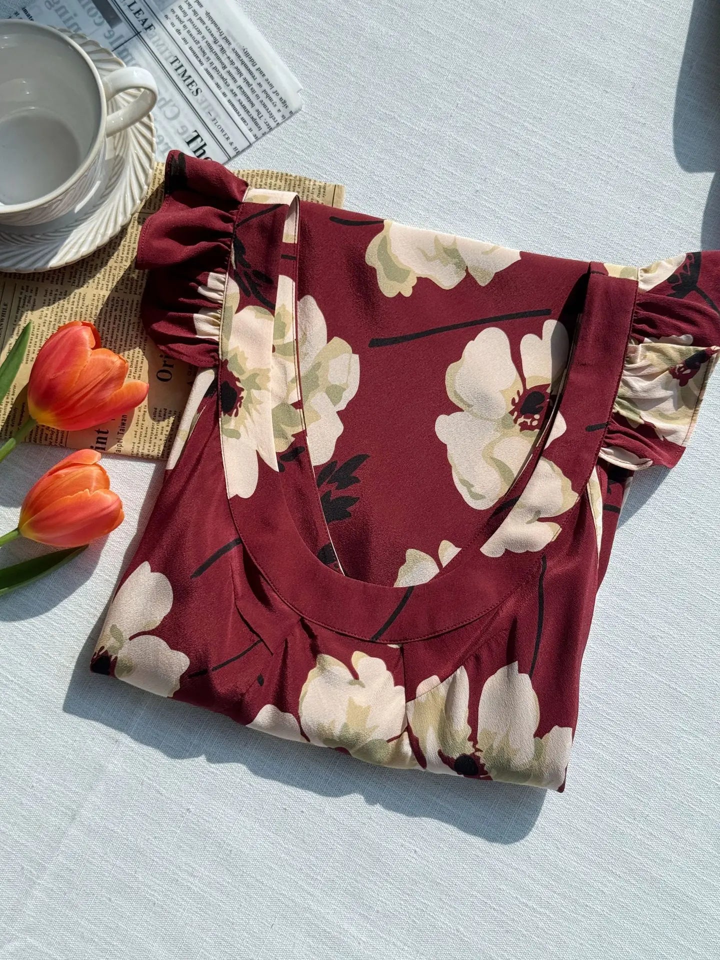 Robe Longue Florale en Soie à Volants – Élégante & Sans Manches