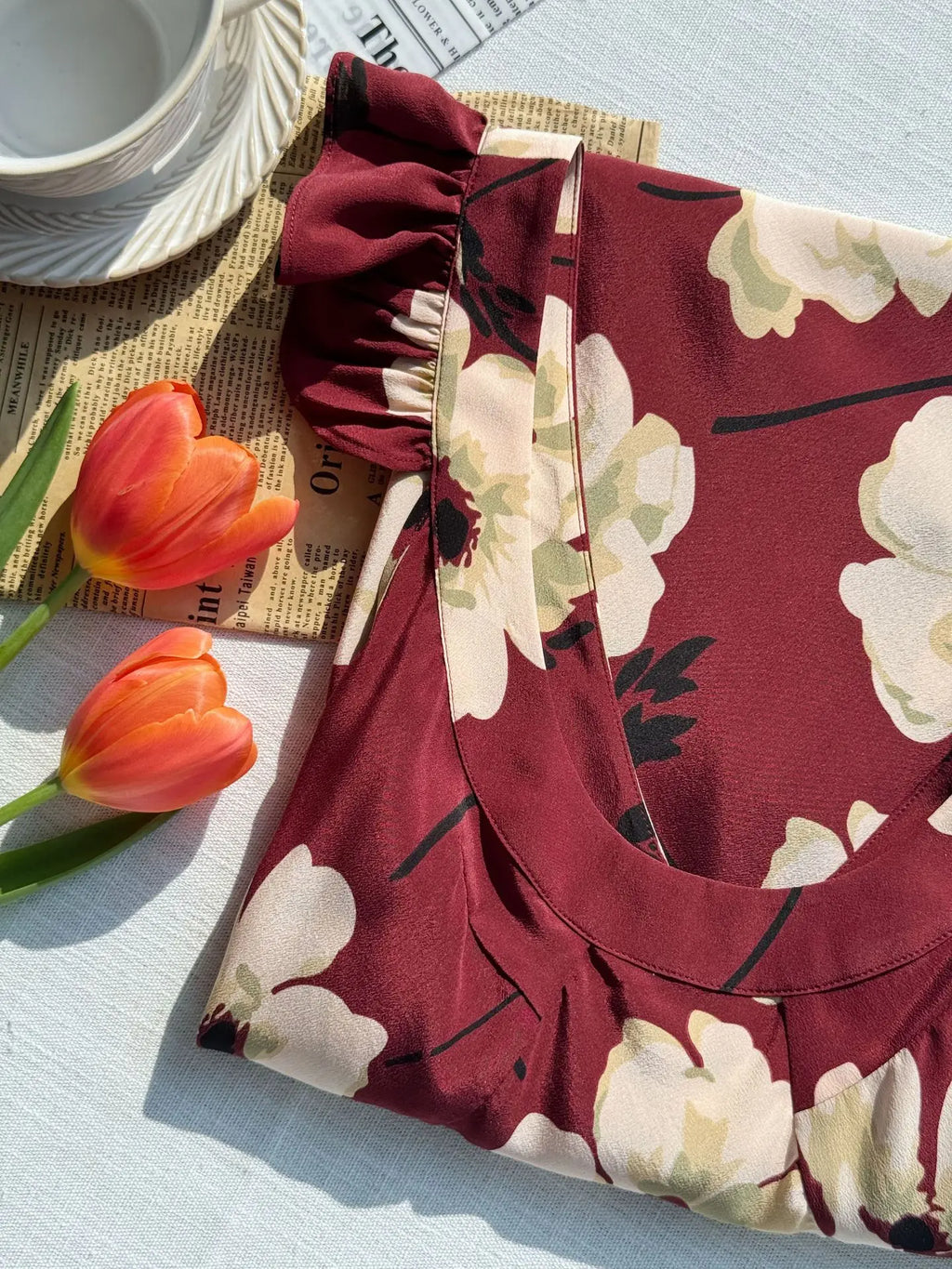 Robe Longue Florale en Soie à Volants – Élégante & Sans Manches