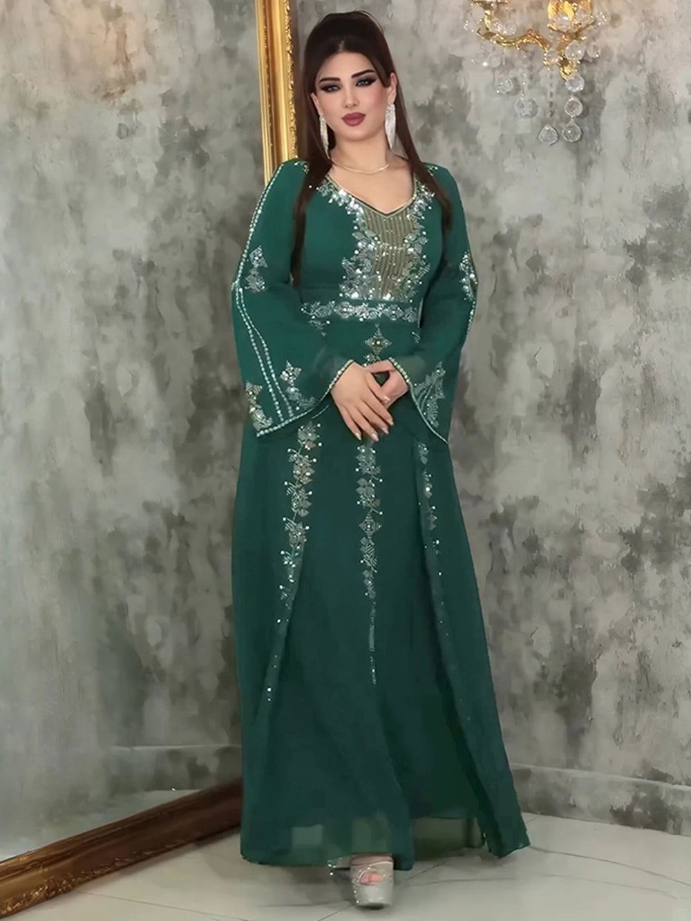 Robe de Soirée Chiffon Manches Papillon – Ornements Diamants, Style Dubai & Orient