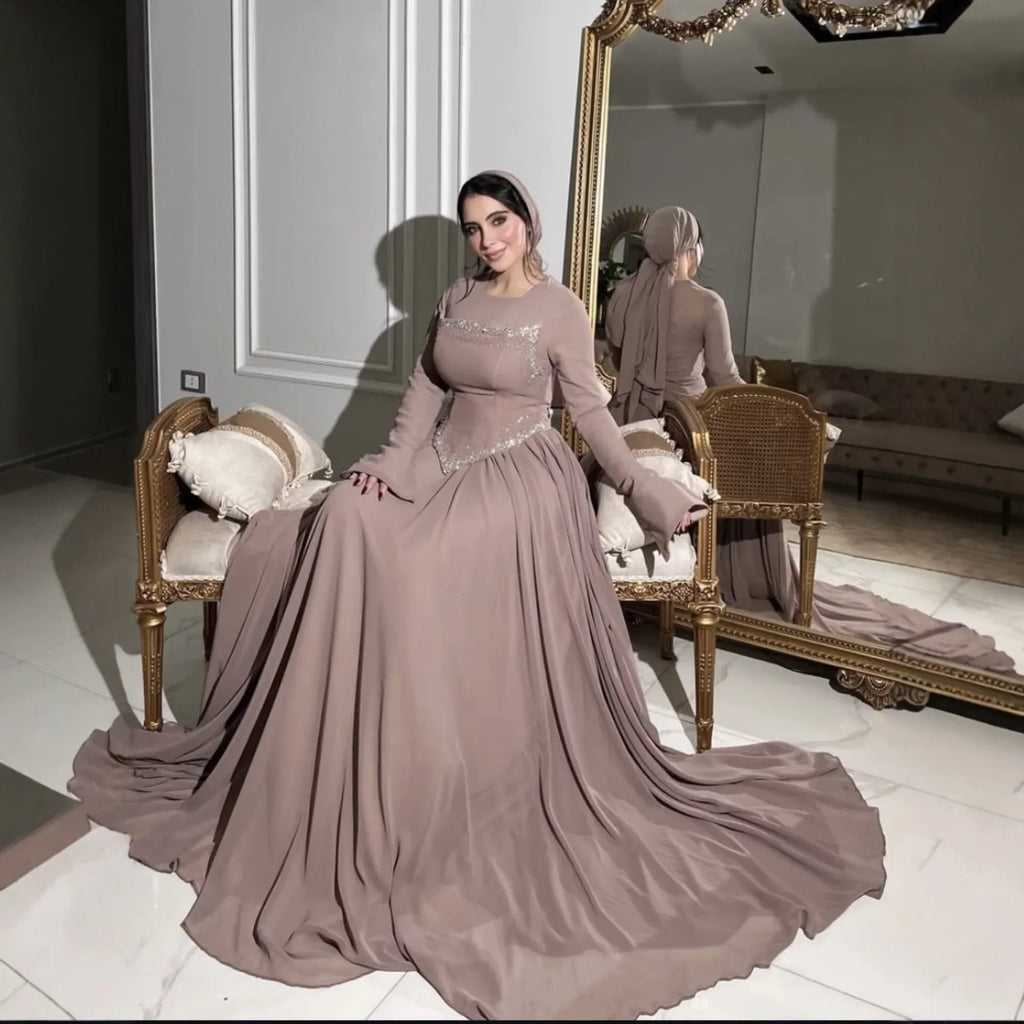 Robe Longue Slim Col Carré – Sequins, Taille Haute & Grande Jupe Évasée
