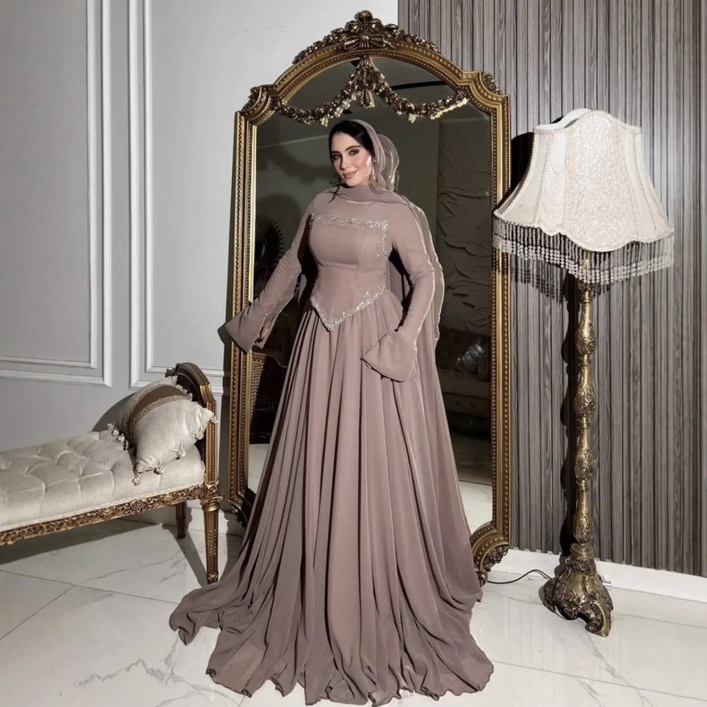 Robe Longue Slim Col Carré – Sequins, Taille Haute & Grande Jupe Évasée