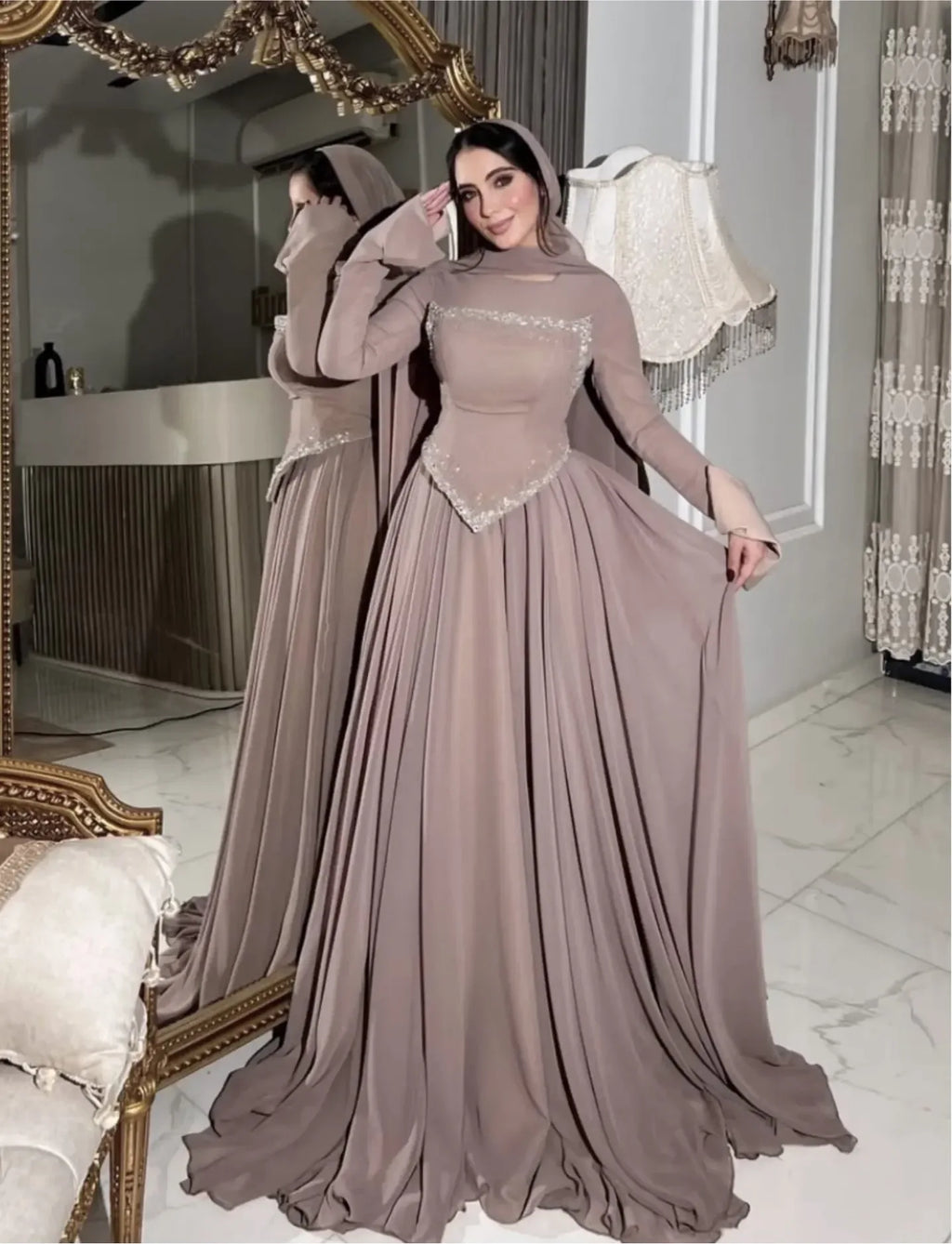 Robe Longue Slim Col Carré – Sequins, Taille Haute & Grande Jupe Évasée