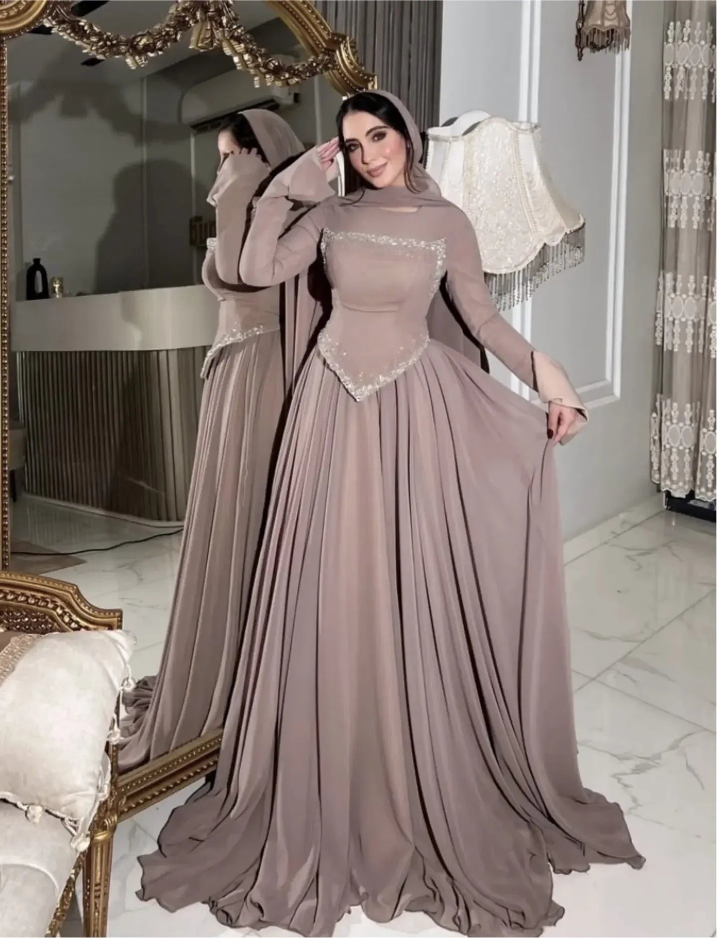 Robe Longue Slim Col Carré – Sequins, Taille Haute & Grande Jupe Évasée