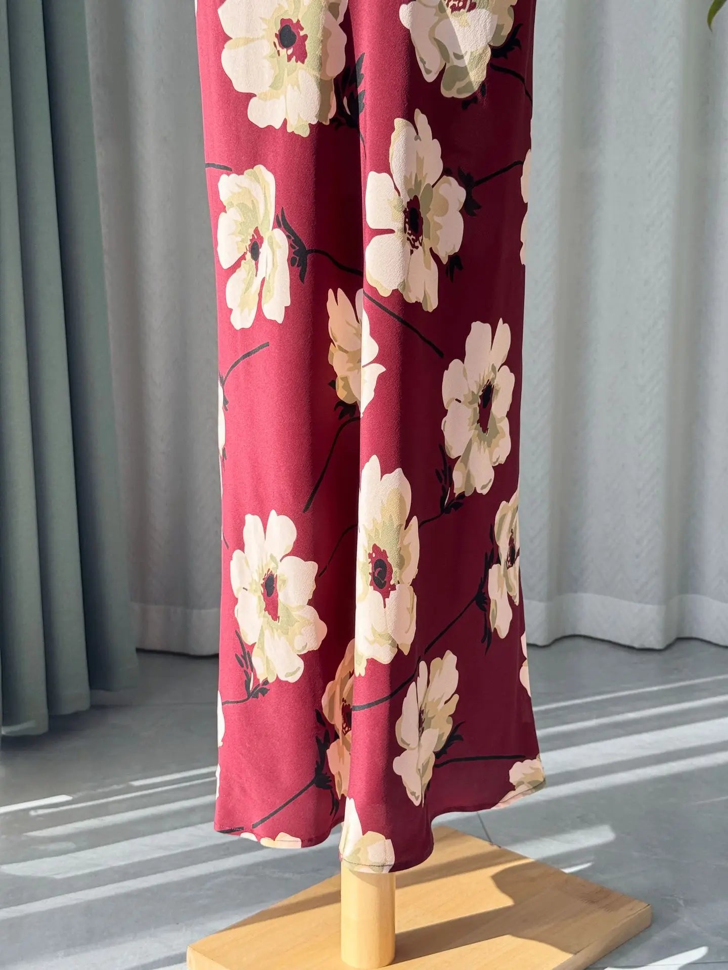 Robe Longue Florale en Soie à Volants – Élégante & Sans Manches
