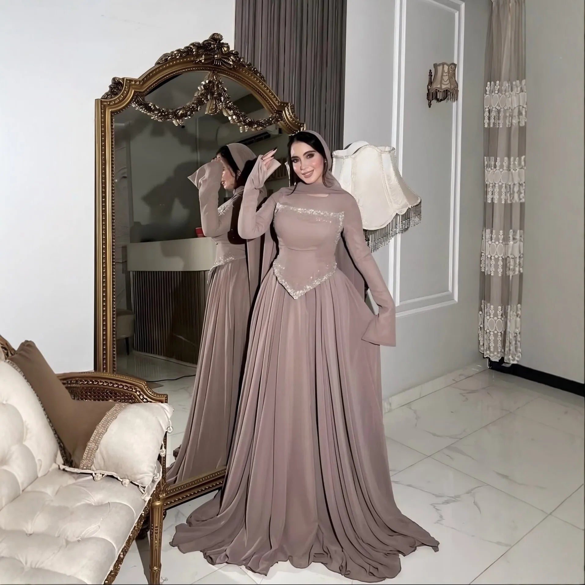 Robe Longue Slim Col Carré – Sequins, Taille Haute & Grande Jupe Évasée