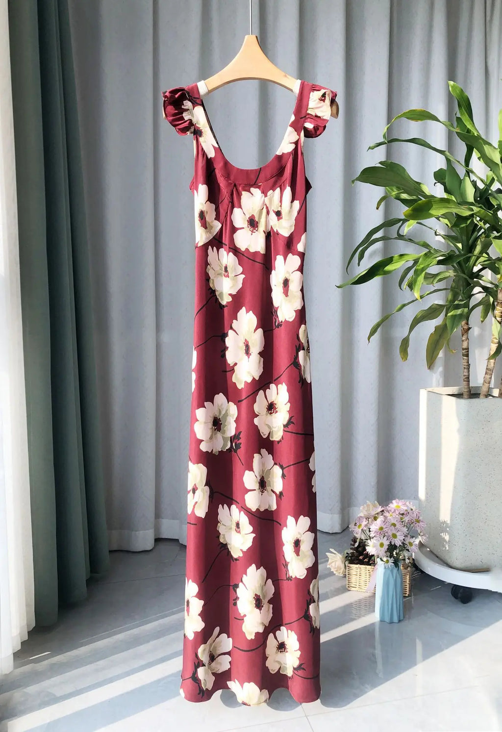 Robe Longue Florale en Soie à Volants – Élégante & Sans Manches